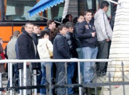 Emigrantët shqiptarë kthehen nga Greqia në atdhe 0,,5312258_4,00