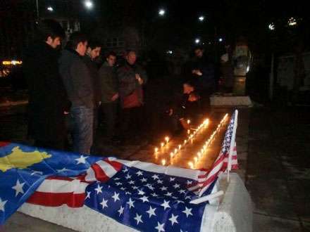Kosovë: Qytetarët ndezin qirinj për ushtarët amerikanë KOSOVa+US