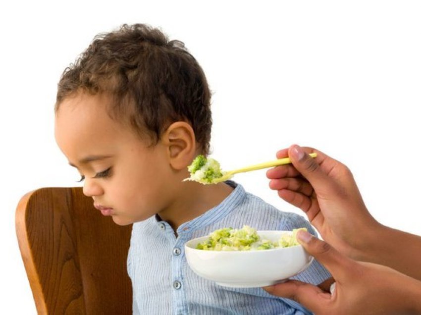 Është faji i prindërve pse fëmijët bëjnë naze në ushqim
