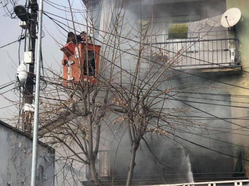 Momenti kur zjarrfikësit e shpëtojnë gruan nga zjarri në Vushtrri