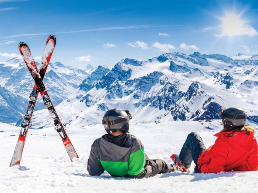 Francezët shkëputen nga izolimi, dëfrehen me ski, slita në resortin verior