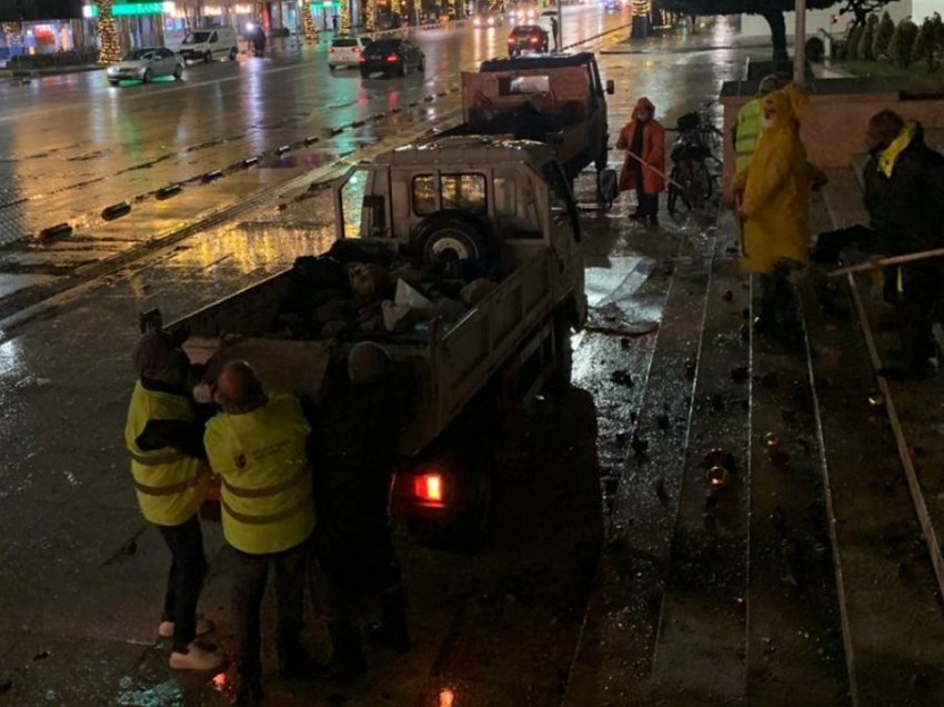 Gurë, sende të forta e flakë në protestën për vrasjen e Klodianit/ Punonjësit e Bashkisë së Tiranës rikthejnë në normalitet qytetin