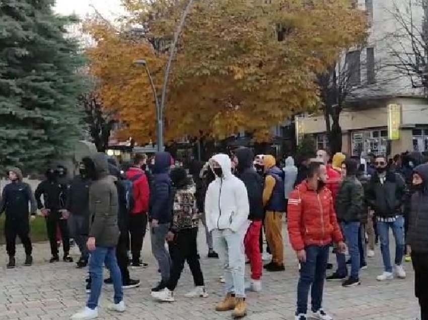 Protesta në Korçë/ Të rinjtë godasin me gurë drejt Drejtorisë së Policisë, plagoset një efektiv 