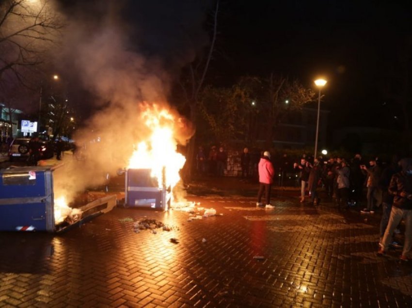 Tirana në ‘flakë’ - policia me gaz lotsjellës, protestuesit me gurë e sende të forta