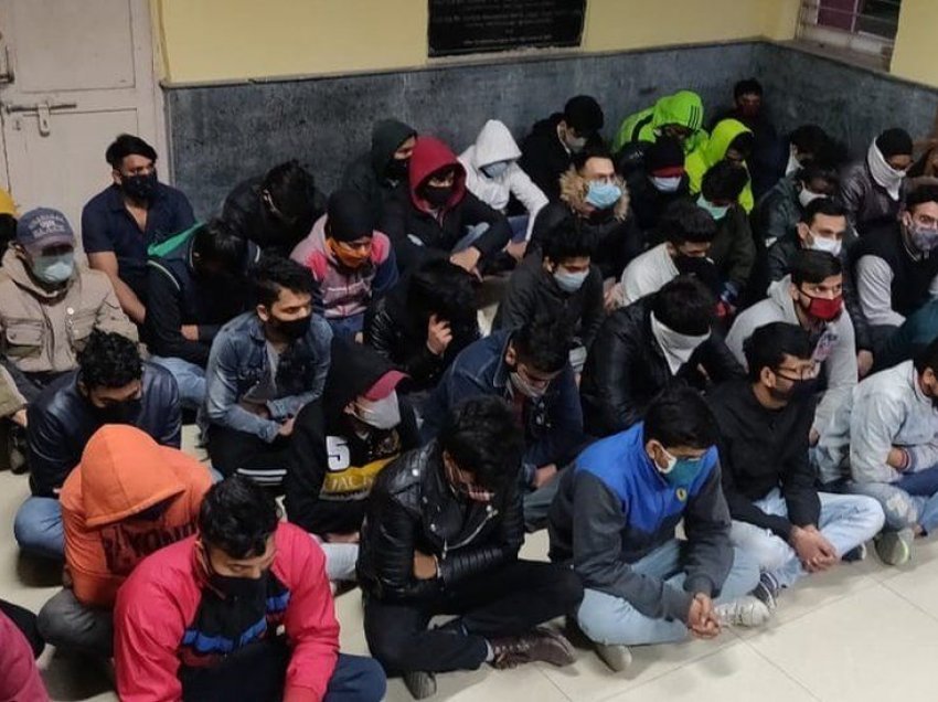 India arreston dhjetëra persona për shkak të mashtrimit të qendrës së thirrjeve 'kartel droge'