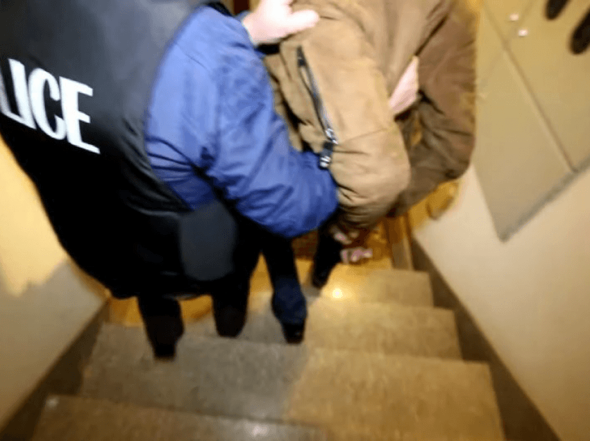 Gjendja e policit të plagosur gjatë aksionit për të kapur grabitësit e një bankomati në Veternik