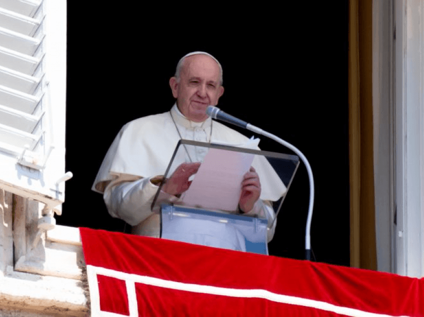 Papa Françesku: Konsumerizmi po merr peng Krishtlindjet, të mos ankohemi për kufizimet, të ndihmojmë të tjerët