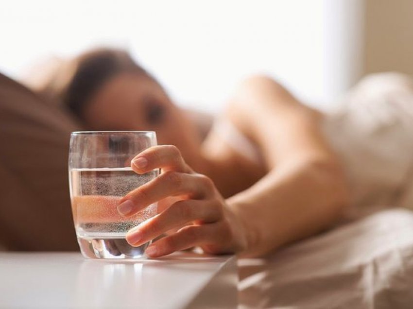 Pse nuk duhet ta pish ujin në gotë gjatë natës?