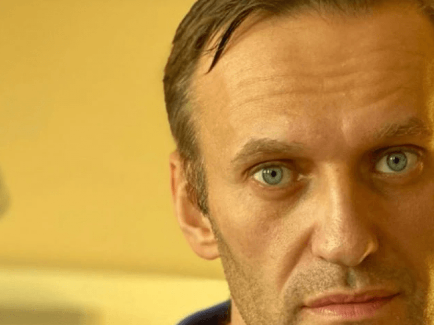 Navalny kërcënohet me burgim nëse nuk kthehet në Rusi