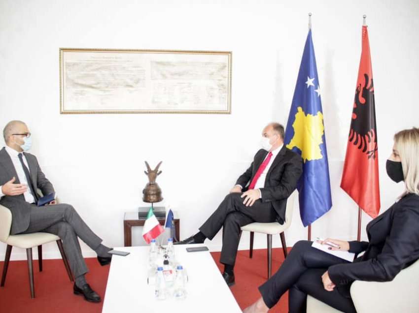 Hoxhaj së bashku me Deliun kanë pritur në takim Ambasadorin e Italisë Nicola Orlandon