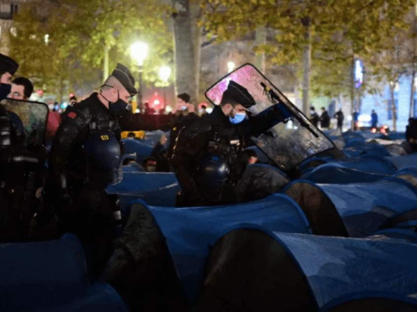 Disa policë francezë suspendohen nga puna pas dhunës ndaj imigrantëve në Paris