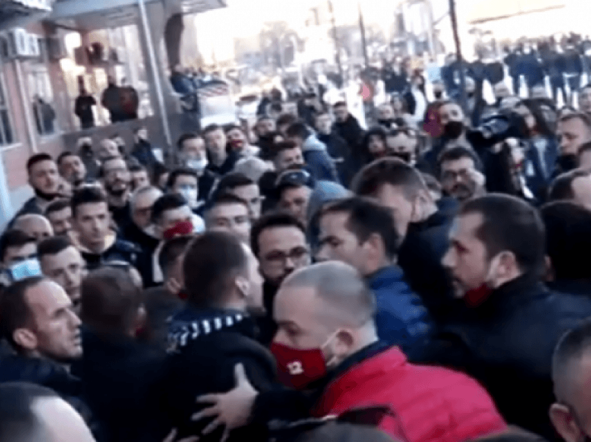 Lajmi i fundit: Përleshje fizike e masive në Podujevë mes aktivistëve të VV-së dhe LDK-së