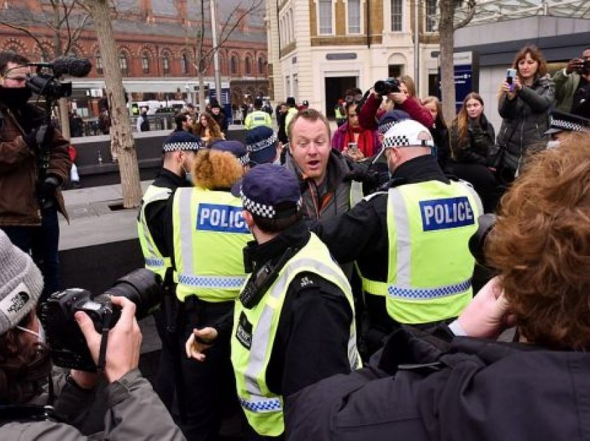 Protestuesit përleshen me policinë në tubimin kundër masave anti-Covid në Londër