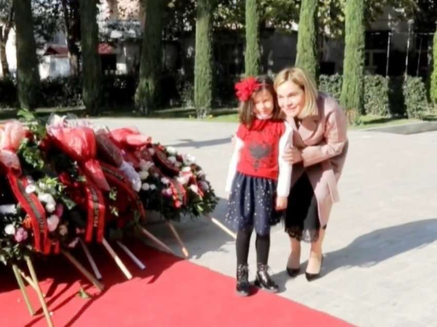 Pas homazheve për Pavarësinë në Vlorë, Kryemadhi ‘takim’ me 5-vjeçaren që kërkon të bëhet mjeke