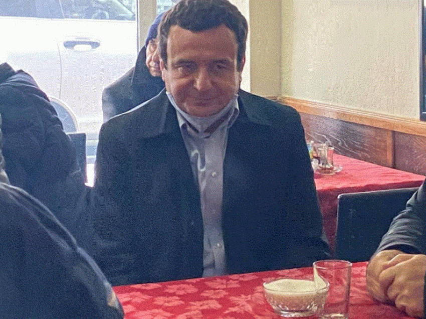 Teksa votimet po vazhdojnë, Albin Kurti gjendet në një kafiteri të Podujevës