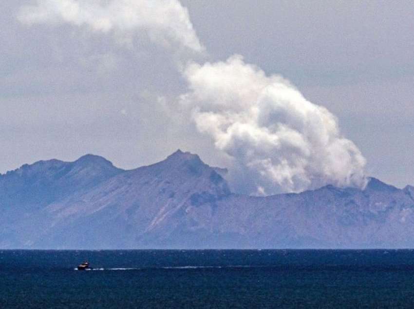 Vullkani në Ishullin e Bardhë shkaktoi 22 viktima, Zelanda e Re akuzon “fajtorët”