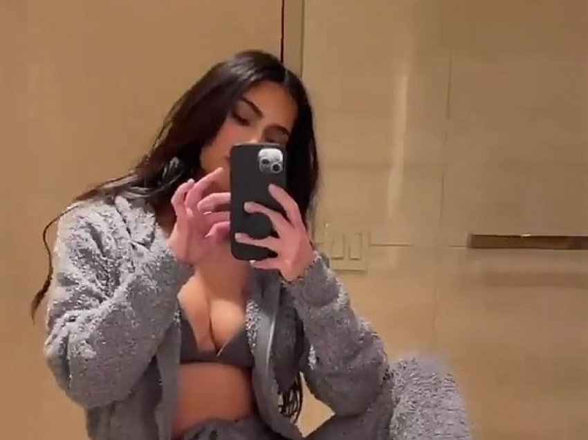 Kim Kardashian zhvishet para pasqyrës