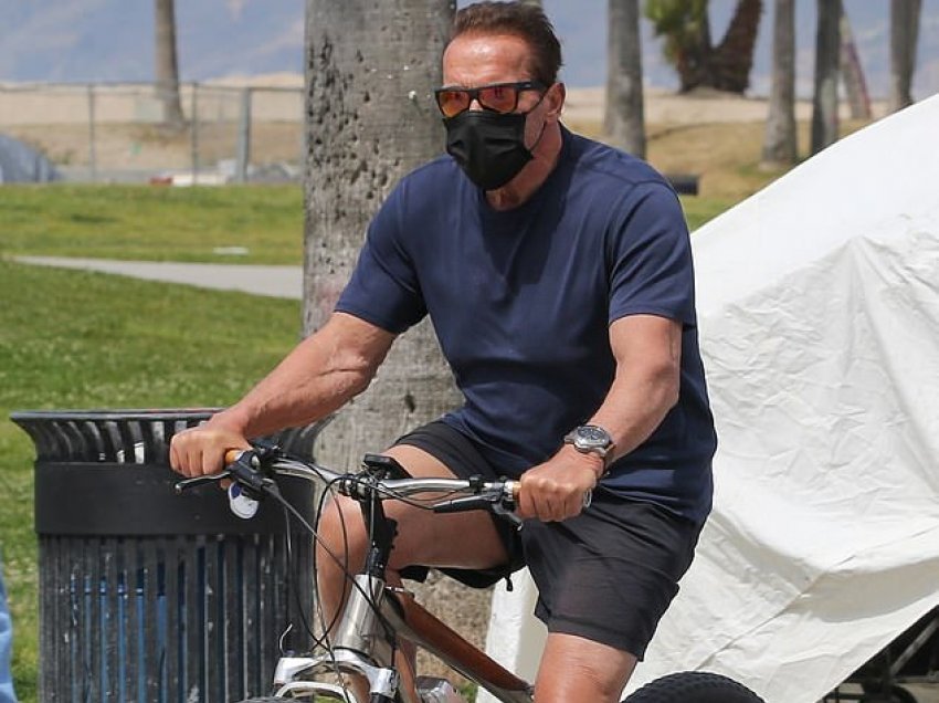 Arnold Schwarzenegger edhe në të 73-tat shfaq fizikun e formësuar