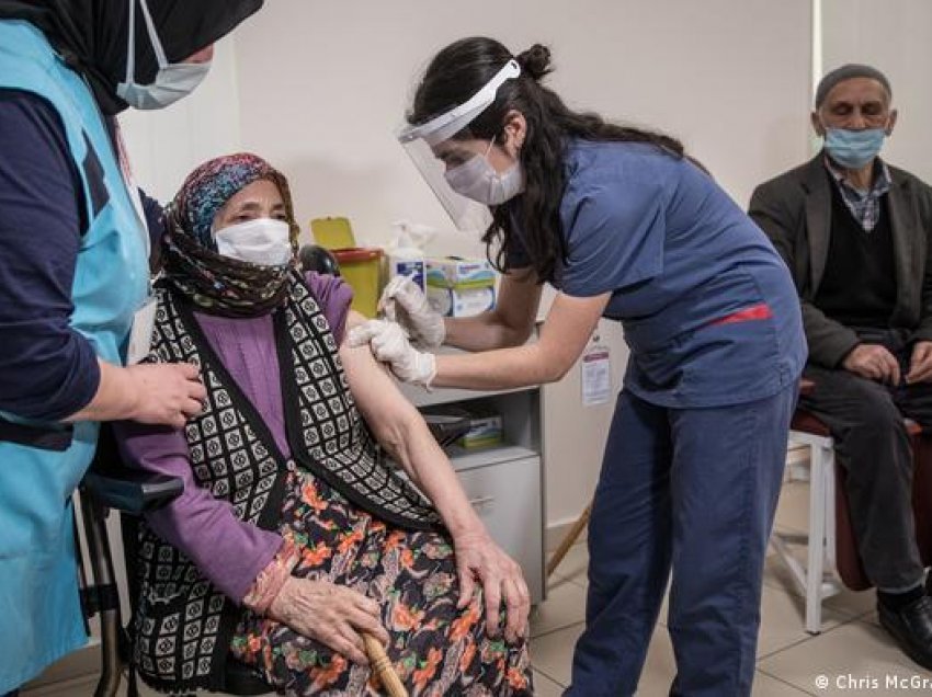 Turqi: Mjekët ngjiten maleve për të vaksinuar popullsinë