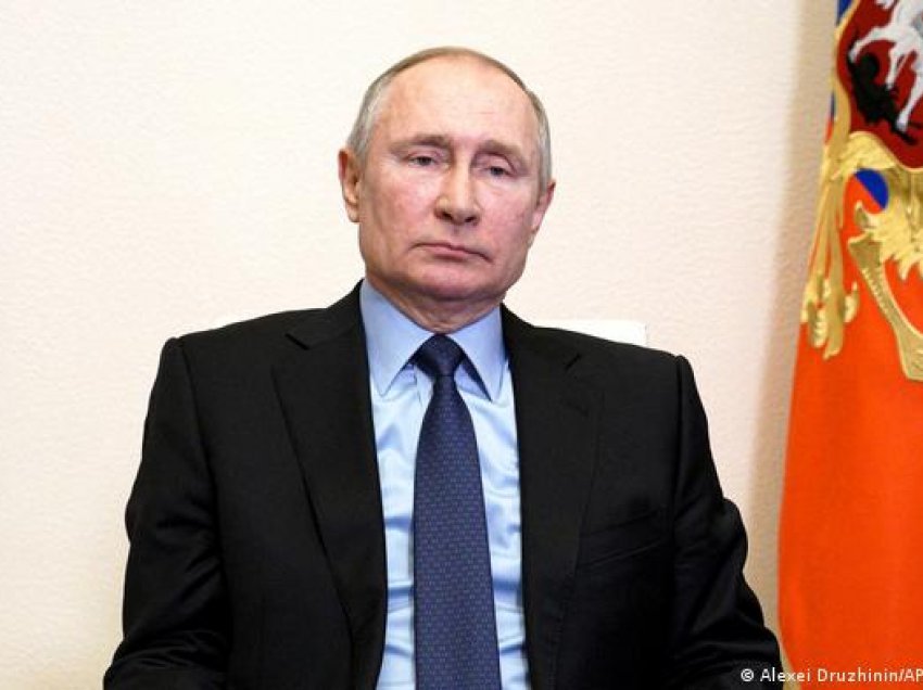 Vladimir Putini i mundëson vetes vite të mëtejshme pushteti si president