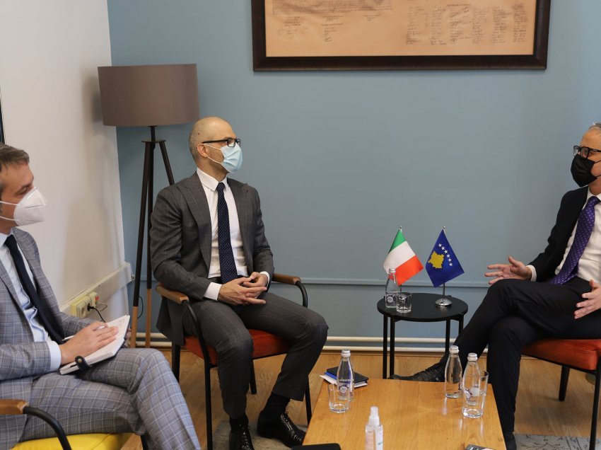 Ministria Vitia takohet me ambasadorin Orlando, diskutojnë për vaksinat dhe masat anti Covid
