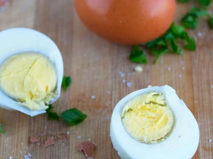 Çfarë nuk duhet të vendosni kurrë në vezë nëse doni t’i hani ato shëndetshëm