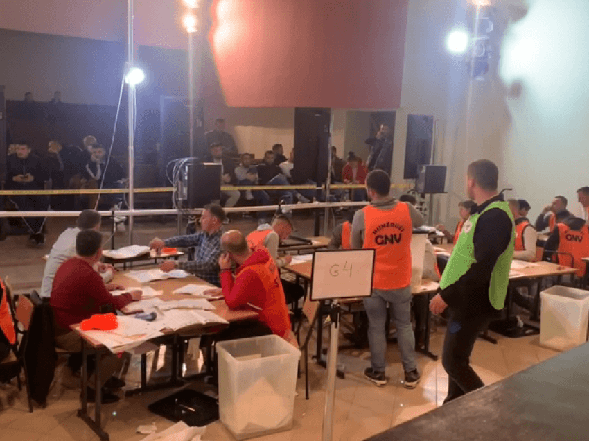 Vijon ‘beteja’ e kandidatëve/ Numërohen 35 kuti në Bulqizë, kryeson Edmond Isaku i PD-së me 2329 vota