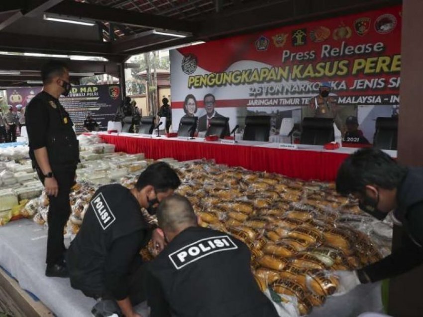 Policia në Indonezi kap 2.5 tonë drogë, vret një person e arreston 17