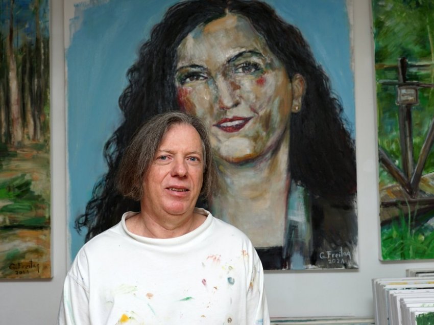 Piktori nga Kosova që jeton në Austri, i bën një portret presidentes Vjosa Osmani