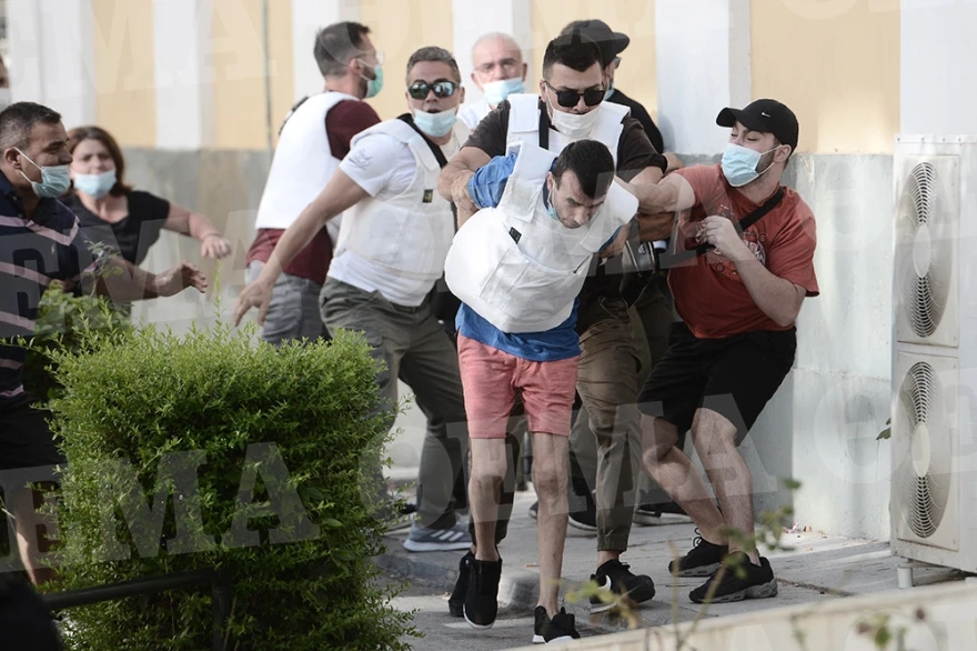Dëshmia tronditëse, familjarët e viktimës sulmojnë shqiptarin që vrau gruan në gjumë