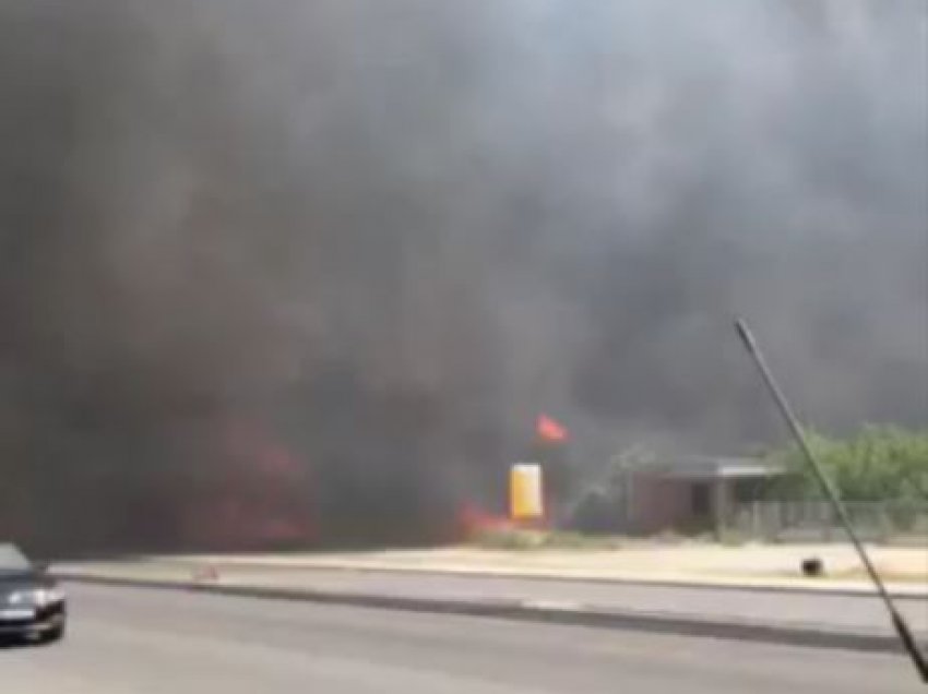 Zjarr i madh shpërthen në hyrje të Gjakovës