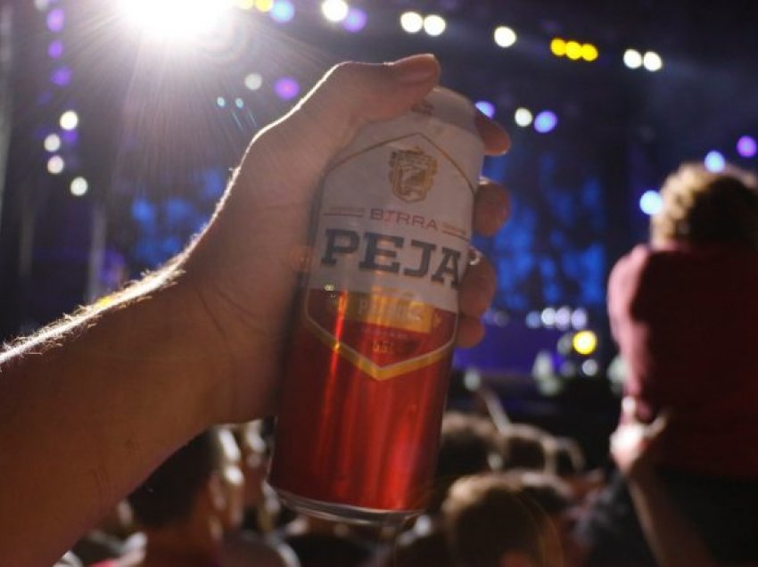 “Birra Peja” tërhiqet nga Festa e Birrës në Korçë, për shkak të këngëtarit serb