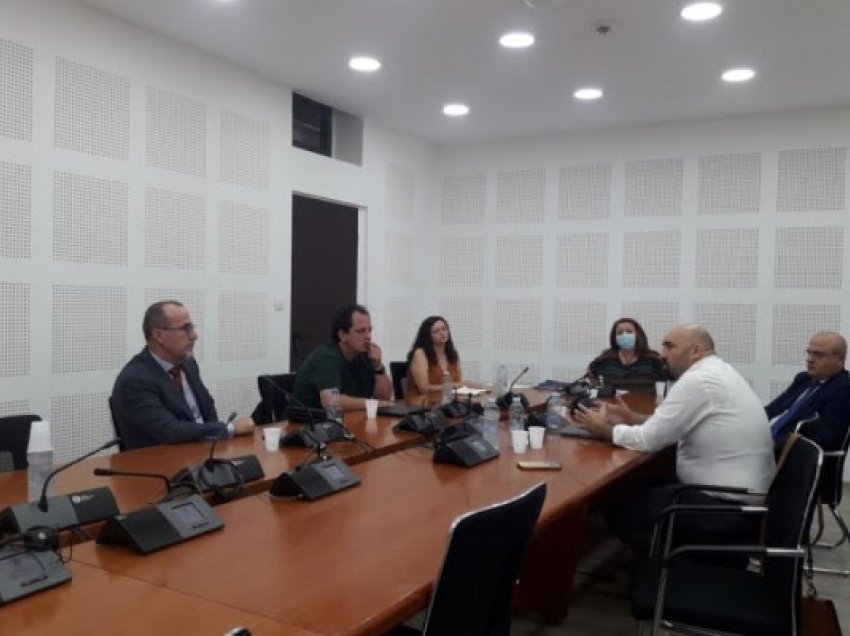 Përplasje në Komisionin për Shëndetësi, Haxhiu tërhiqet nga kryesimi i grupit punues për ligjin anti-Covid