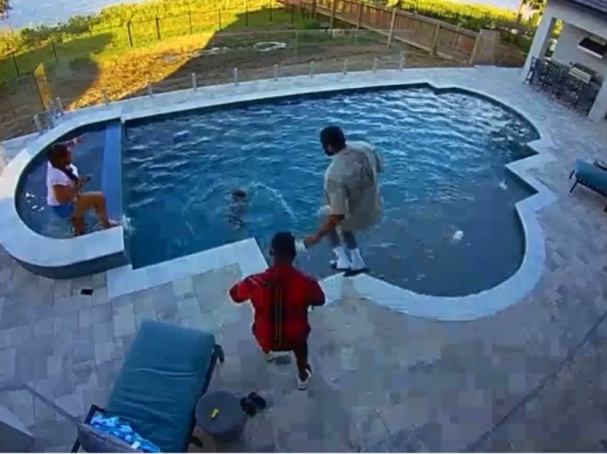 Shihni momentin kur fëmiu 2 vjeçar bie në pishinë, ja si shpëtohet nga babai