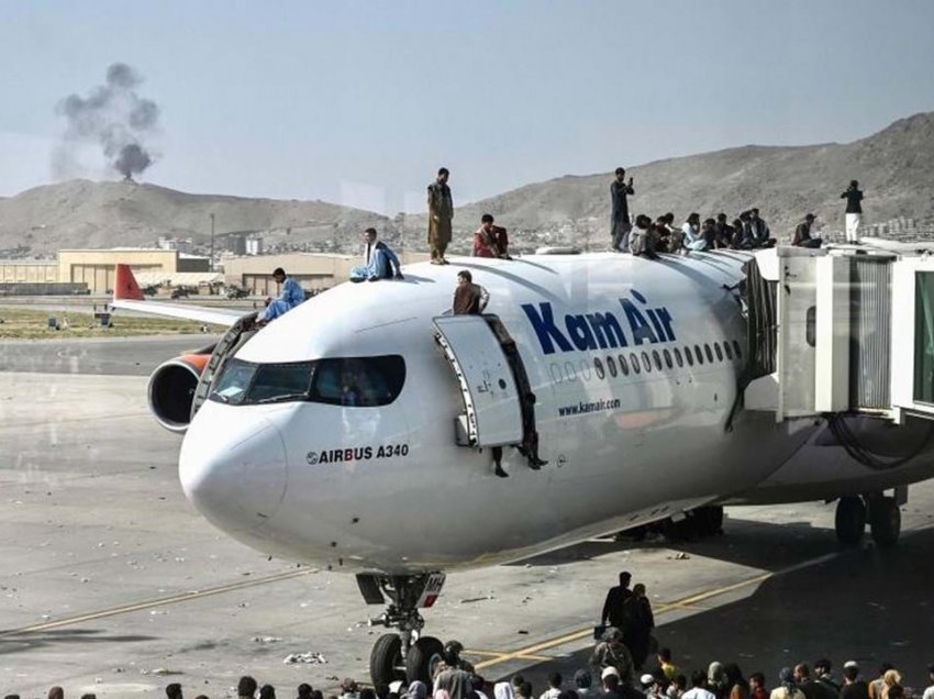 Kaos në aeroportin e Kabulit, të vdekur dhe të shtëna me armë