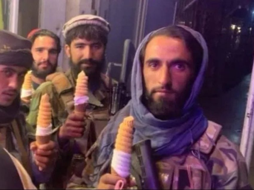 Fotoja virale/ Pasi erdhën në pushtet, talebanët pozojnë duke ngrënë akullore