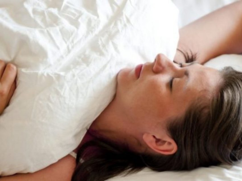 Përse duhet të flini në shpinë – Përfitimet në shëndetin e lëkurës