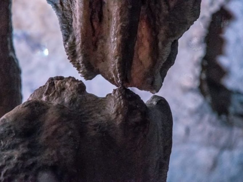 “Puthja” e pazontë bën xhiron e rrjetit, stalaktiti dhe stalagmiti prekin njëri-tjetrin pas 20 mijë vitesh
