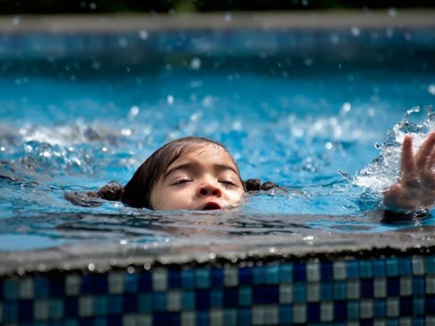 Në më pak se 30 sekonda mund të mbytet në pishinë një fëmijë