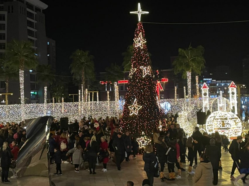 Ndizen dritat e festave në Durrës, qytetarët shijojnë atmosferën në qendër të qytetit