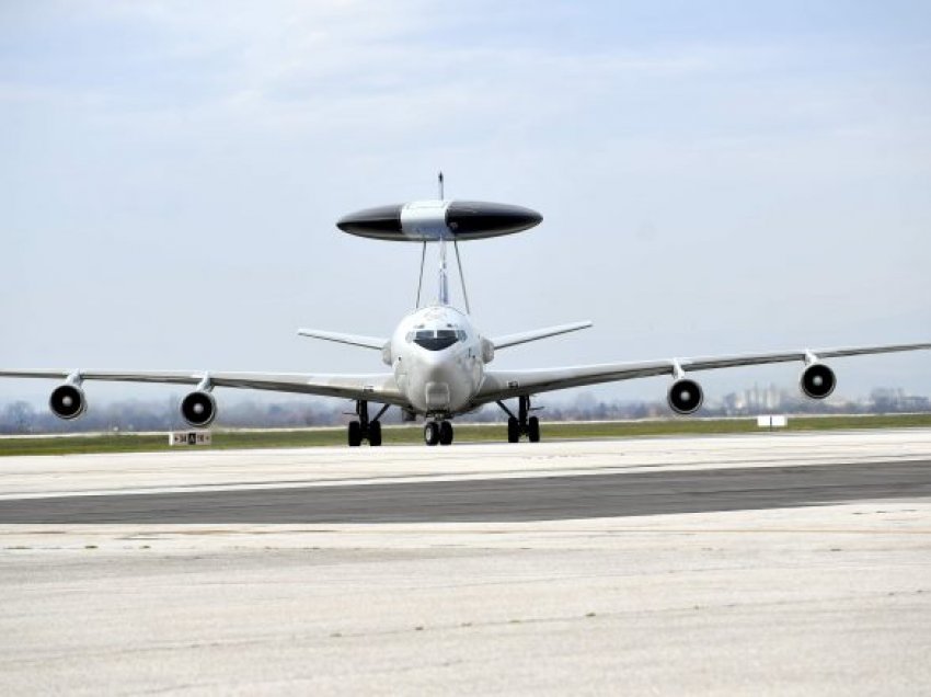 Aterojnë avionët e NATO-s në Aeroportin e Shkupit