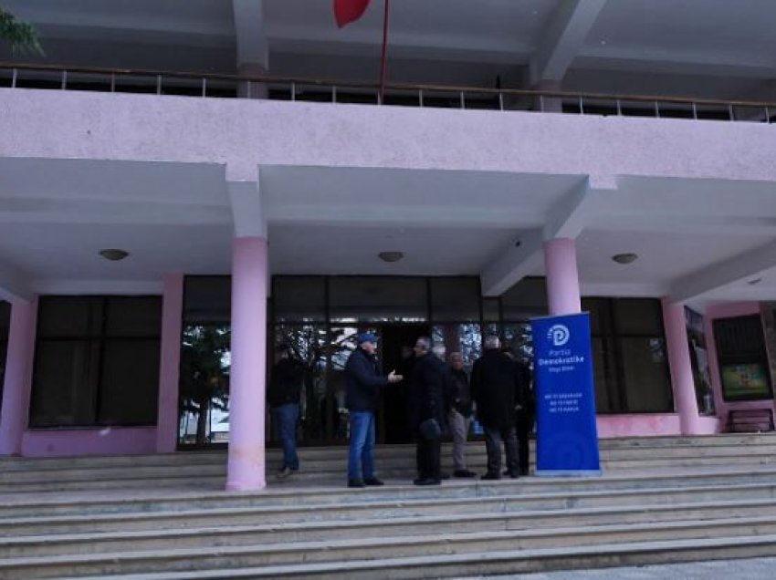 I ftohti ‘nuk i ndal’ mbështetësit e Berishës, vijon pa probleme votimi në Dibër