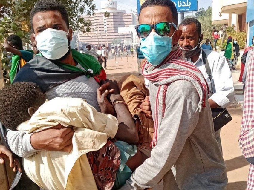 Përvjetori i kryengritjes, protesta masive në Sudan