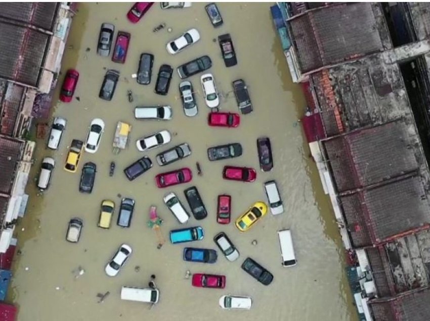Malajzia goditet nga përmbytjet e mëdha