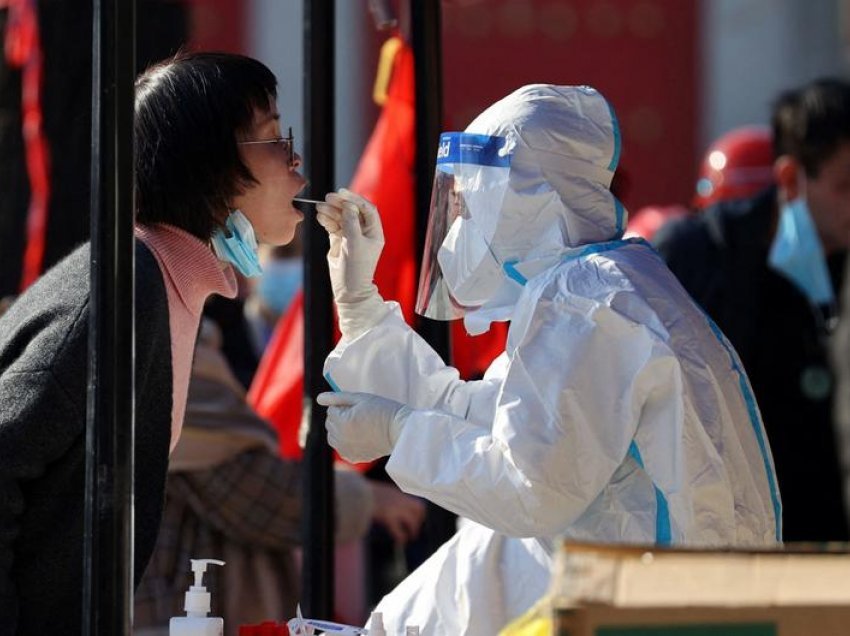 Kina dënon dhjetëra zyrtarë për shpërthimin e virusit korona