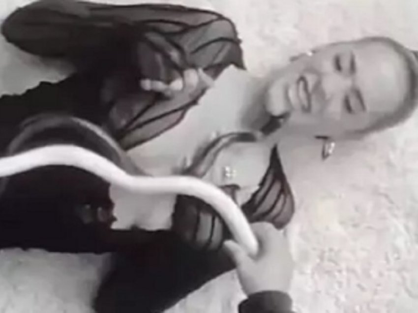 ​Këngëtarja amerikane kafshohet nga gjarpri gjatë xhirimeve të videoklipit