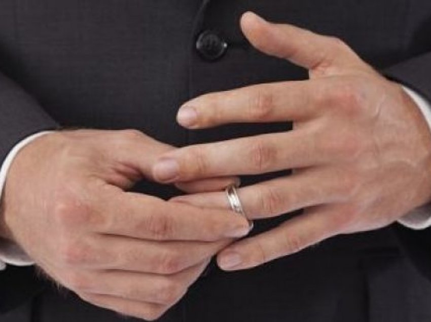 Pse unaza e martesës vendoset në gishtin e katërt