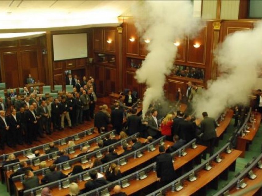 Dy ish-deputetët dënohen me burgim me kusht për hedhje të gazit lotsjellës në Kuvend