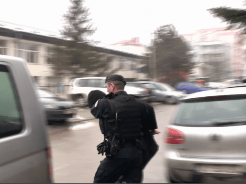 “Kemi me ta mbytë djalin e familjen”, polici i Kosovës kërcënohet nga katër të rinj