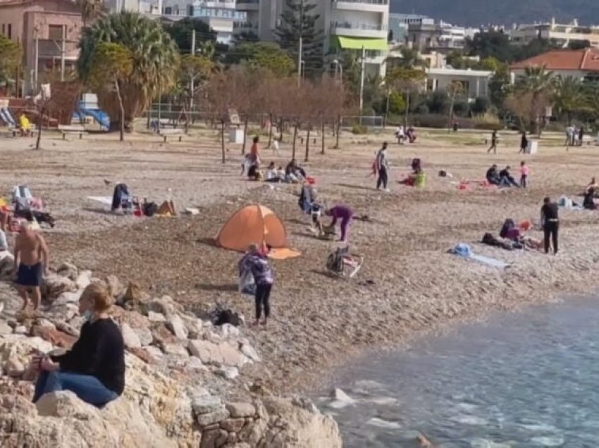 Qeveria greke mbyll bizneset, por qytetarët mbushin plazhet